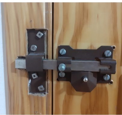 instalar cerrojo en puerta